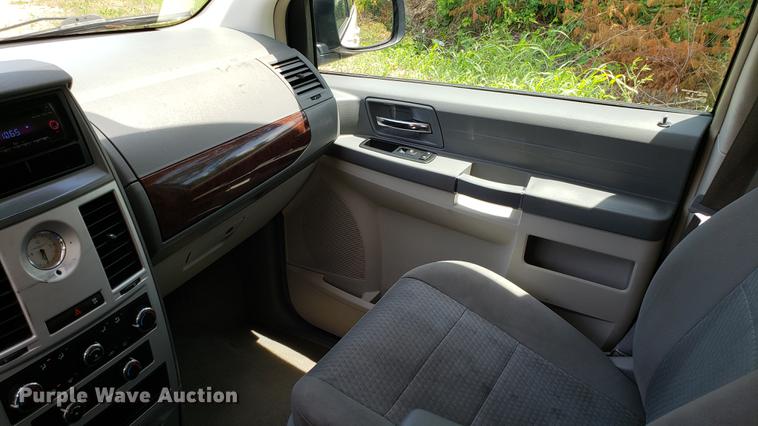 image for item EU9796 2010 Chrysler Town & Country van