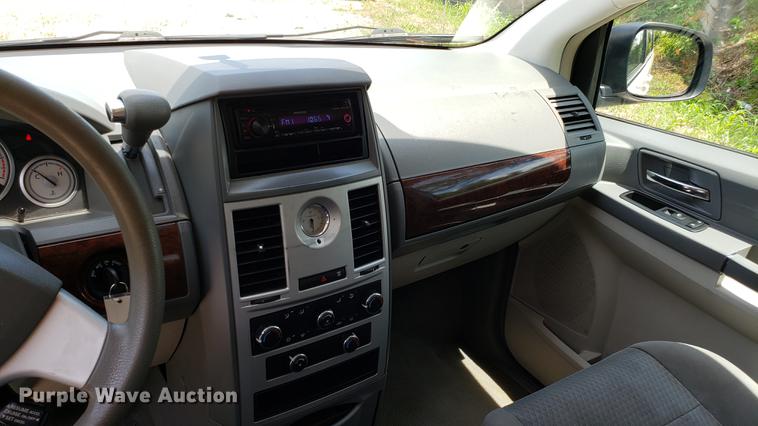 image for item EU9796 2010 Chrysler Town & Country van