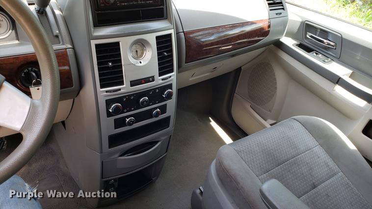 image for item EU9796 2010 Chrysler Town & Country van