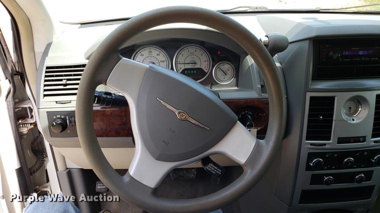 image for item EU9796 2010 Chrysler Town & Country van