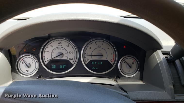 image for item EU9796 2010 Chrysler Town & Country van