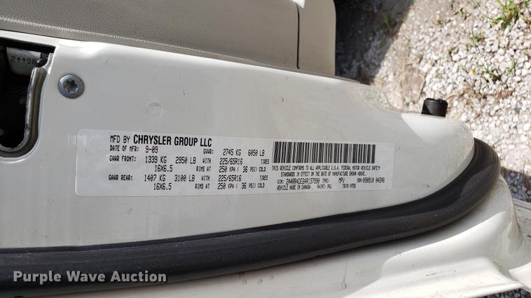 image for item EU9796 2010 Chrysler Town & Country van