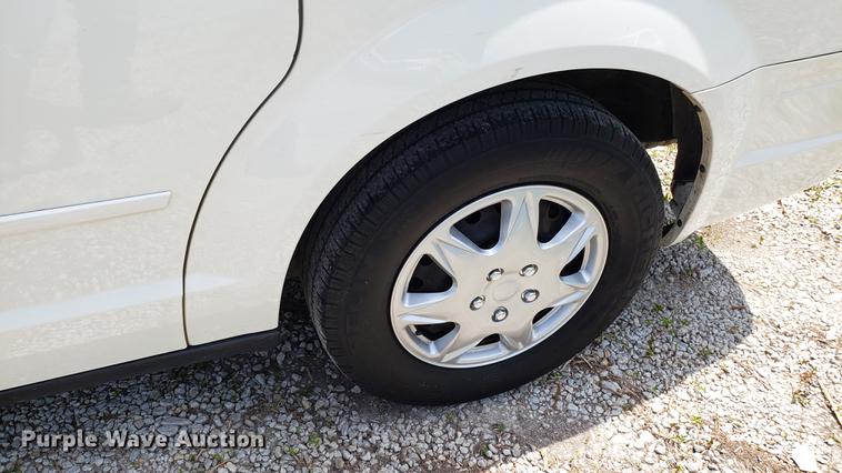 image for item EU9796 2010 Chrysler Town & Country van