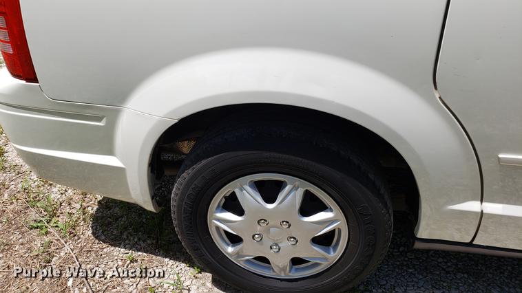 image for item EU9796 2010 Chrysler Town & Country van