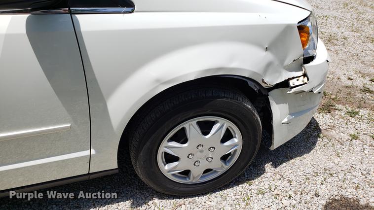 image for item EU9796 2010 Chrysler Town & Country van