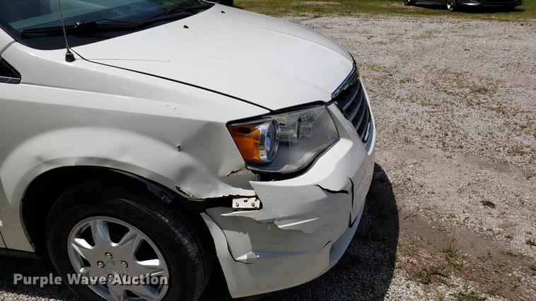 image for item EU9796 2010 Chrysler Town & Country van