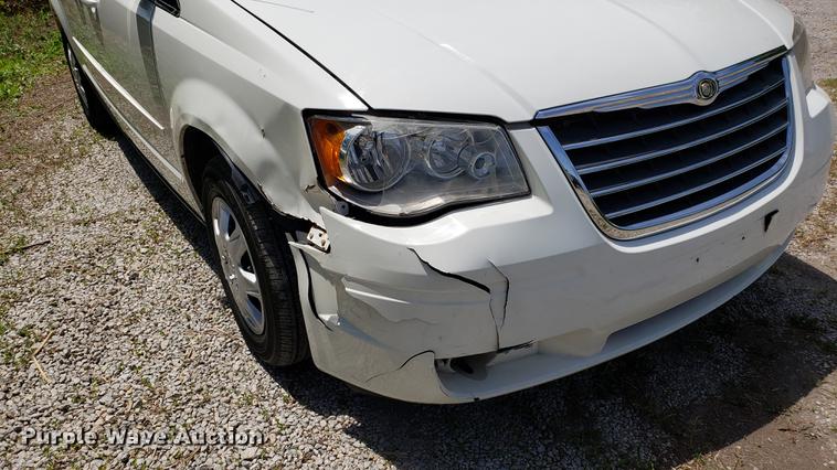 image for item EU9796 2010 Chrysler Town & Country van