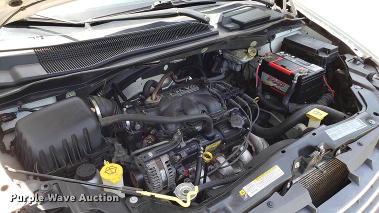 image for item EU9796 2010 Chrysler Town & Country van