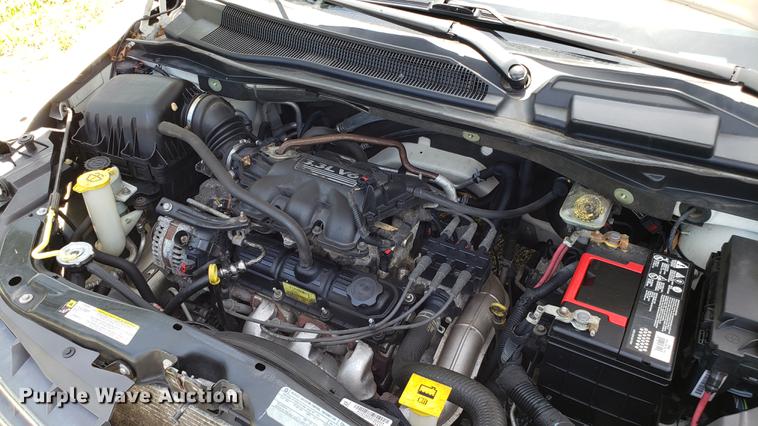 image for item EU9796 2010 Chrysler Town & Country van