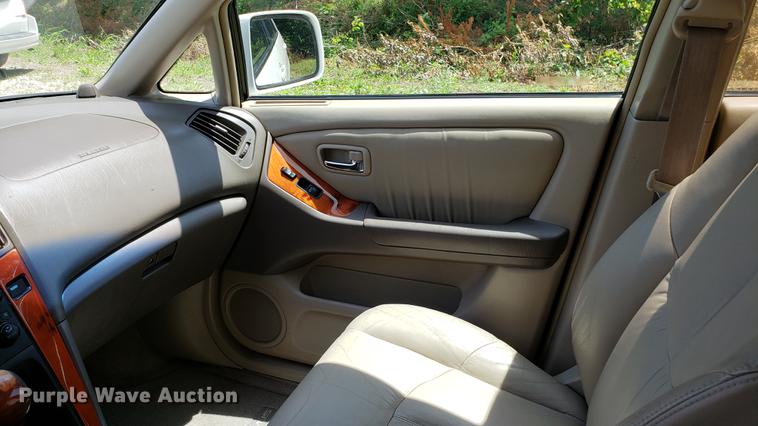 image for item EU9797 2002 Lexus RX300 SUV