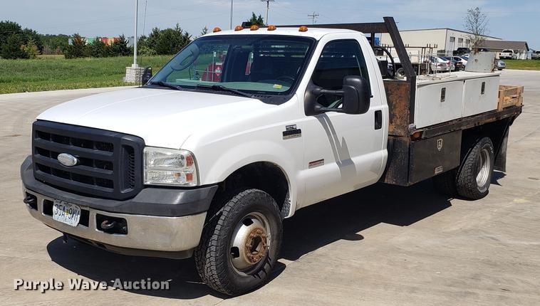 image for item EU9808 2006 Ford F350 Super Duty flatbed pickup truck