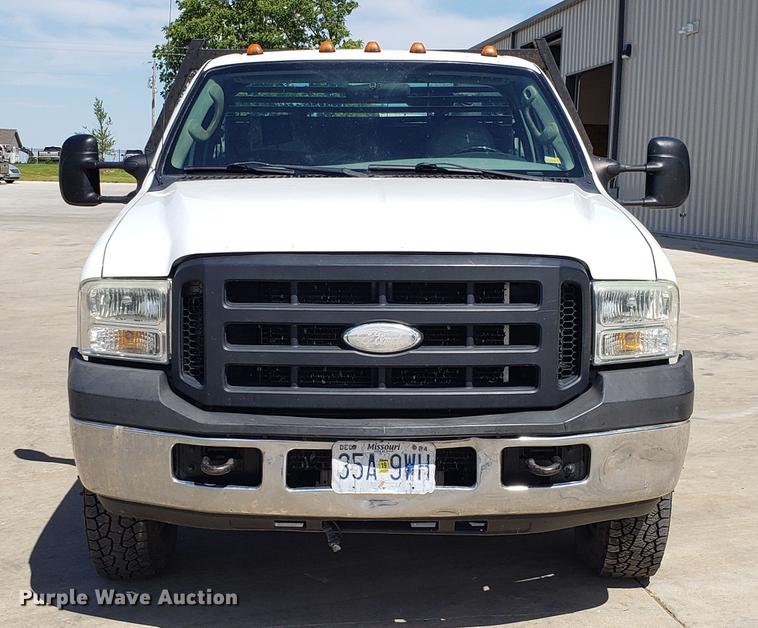 image for item EU9808 2006 Ford F350 Super Duty flatbed pickup truck