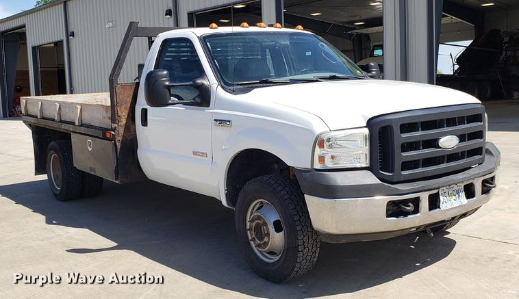 image for item EU9808 2006 Ford F350 Super Duty flatbed pickup truck