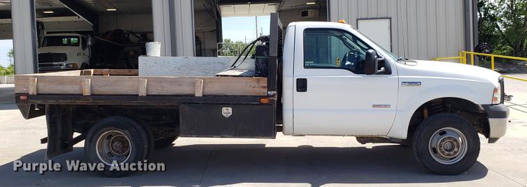 image for item EU9808 2006 Ford F350 Super Duty flatbed pickup truck