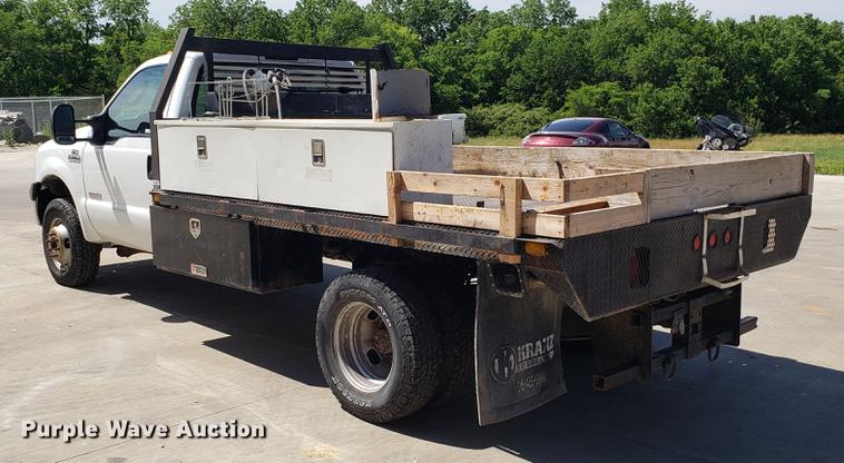 image for item EU9808 2006 Ford F350 Super Duty flatbed pickup truck