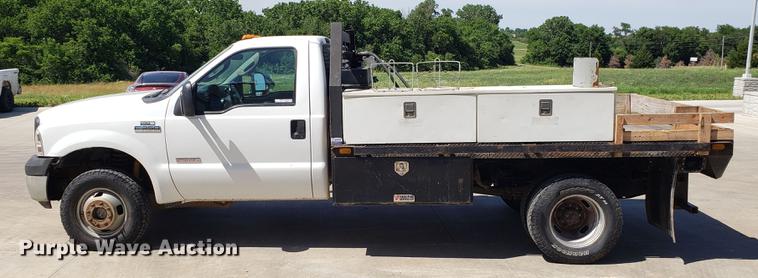image for item EU9808 2006 Ford F350 Super Duty flatbed pickup truck