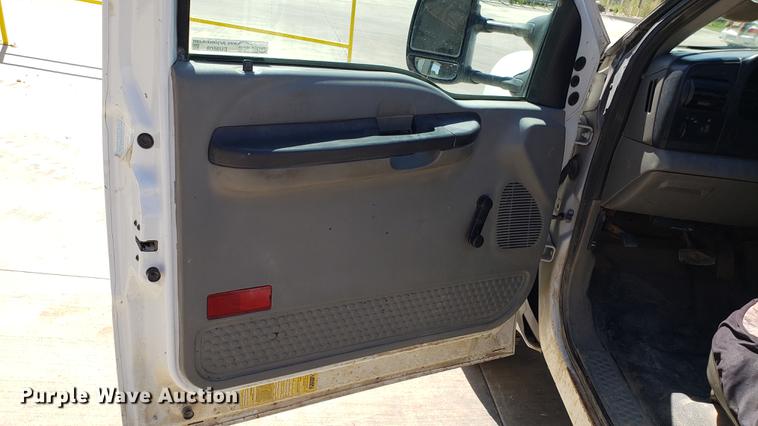 image for item EU9808 2006 Ford F350 Super Duty flatbed pickup truck