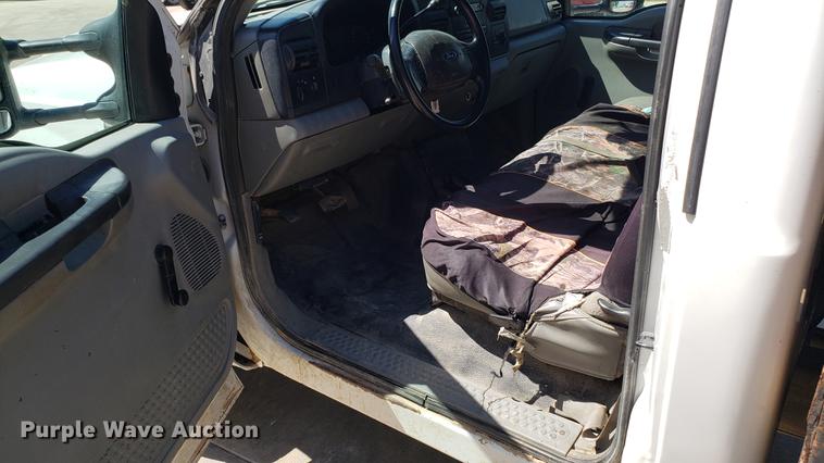 image for item EU9808 2006 Ford F350 Super Duty flatbed pickup truck