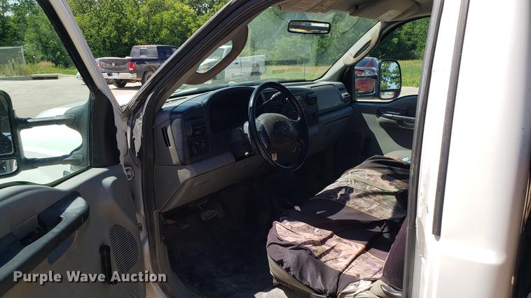 image for item EU9808 2006 Ford F350 Super Duty flatbed pickup truck