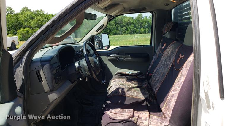 image for item EU9808 2006 Ford F350 Super Duty flatbed pickup truck