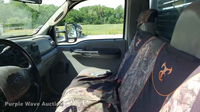 image for item EU9808 2006 Ford F350 Super Duty flatbed pickup truck