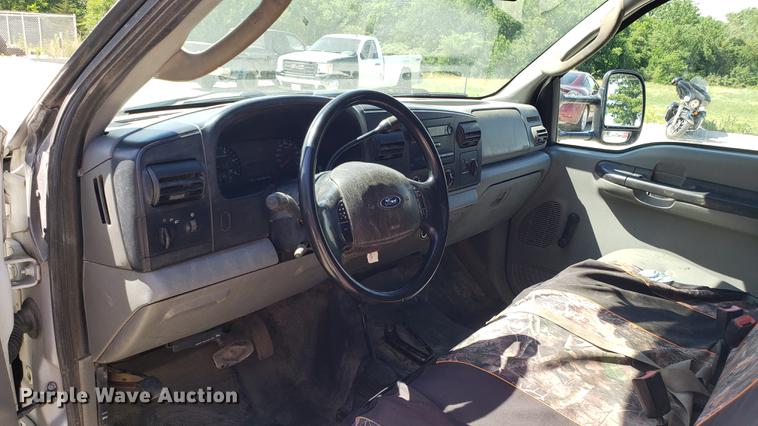 image for item EU9808 2006 Ford F350 Super Duty flatbed pickup truck