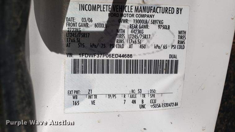 image for item EU9808 2006 Ford F350 Super Duty flatbed pickup truck