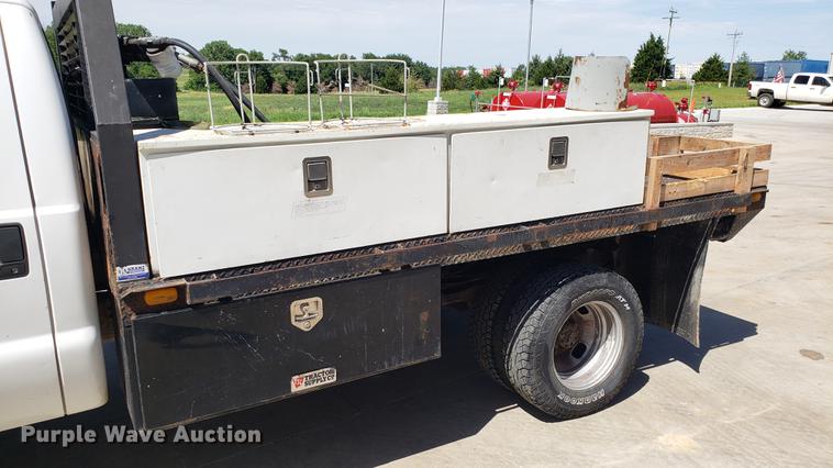 image for item EU9808 2006 Ford F350 Super Duty flatbed pickup truck