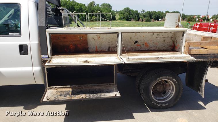 image for item EU9808 2006 Ford F350 Super Duty flatbed pickup truck