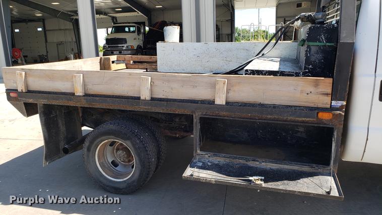 image for item EU9808 2006 Ford F350 Super Duty flatbed pickup truck