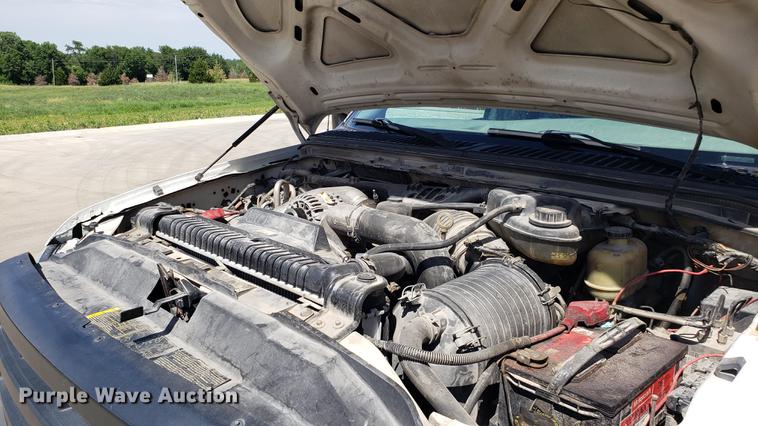 image for item EU9808 2006 Ford F350 Super Duty flatbed pickup truck