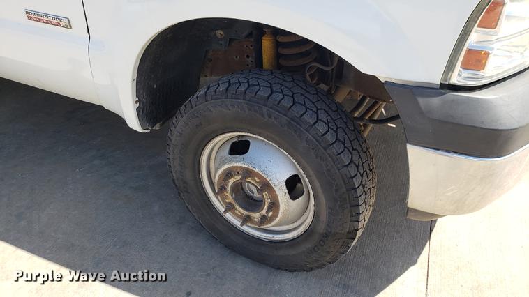 image for item EU9808 2006 Ford F350 Super Duty flatbed pickup truck