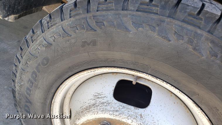 image for item EU9808 2006 Ford F350 Super Duty flatbed pickup truck