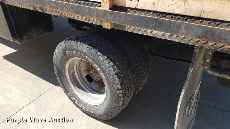 image for item EU9808 2006 Ford F350 Super Duty flatbed pickup truck