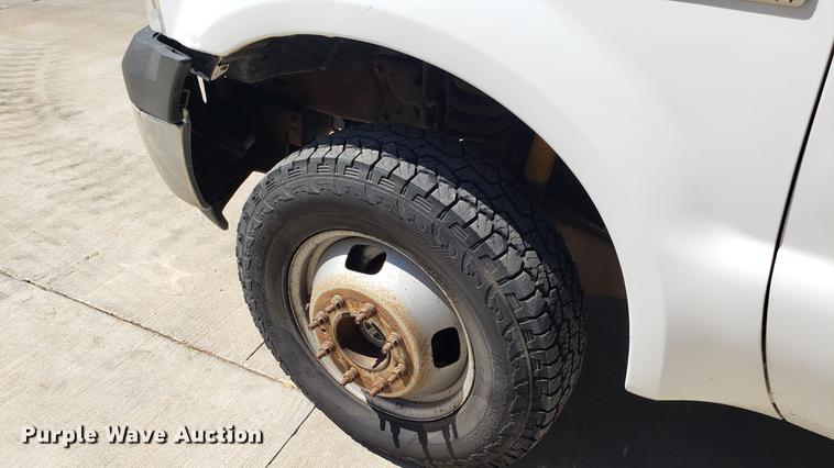 image for item EU9808 2006 Ford F350 Super Duty flatbed pickup truck