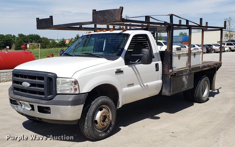 image for item EU9809 2006 Ford F350 Super Duty flatbed pickup truck