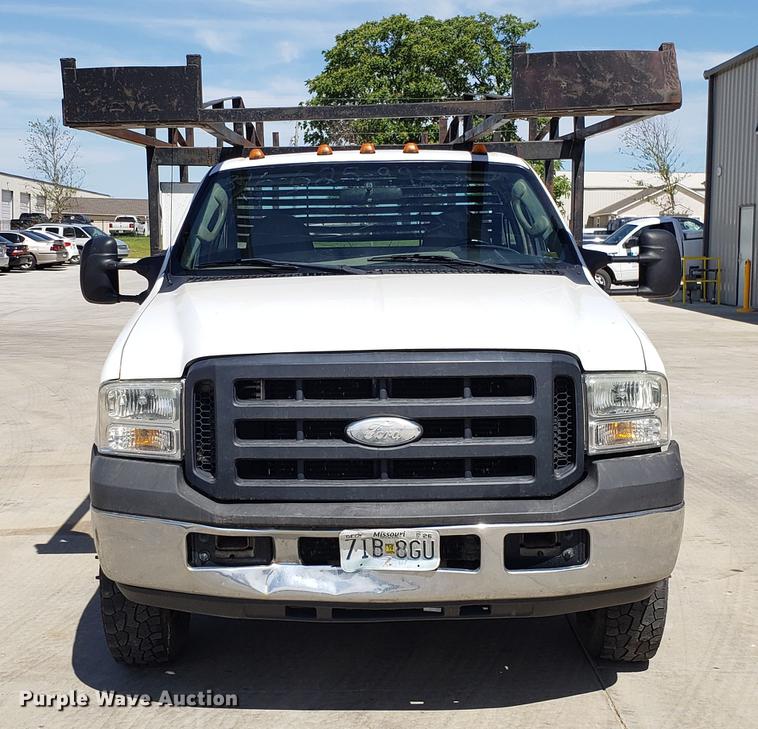 image for item EU9809 2006 Ford F350 Super Duty flatbed pickup truck