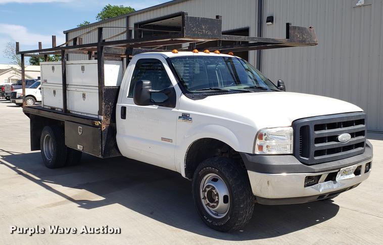 image for item EU9809 2006 Ford F350 Super Duty flatbed pickup truck