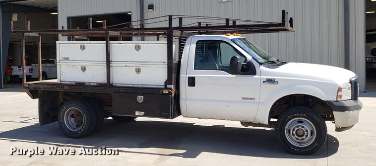 image for item EU9809 2006 Ford F350 Super Duty flatbed pickup truck