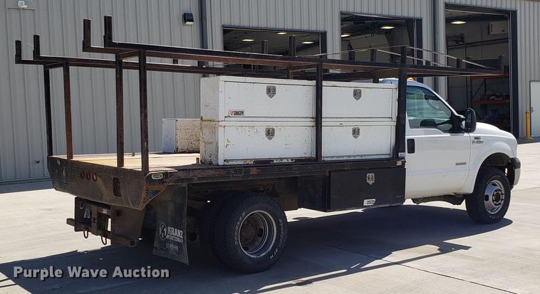 image for item EU9809 2006 Ford F350 Super Duty flatbed pickup truck