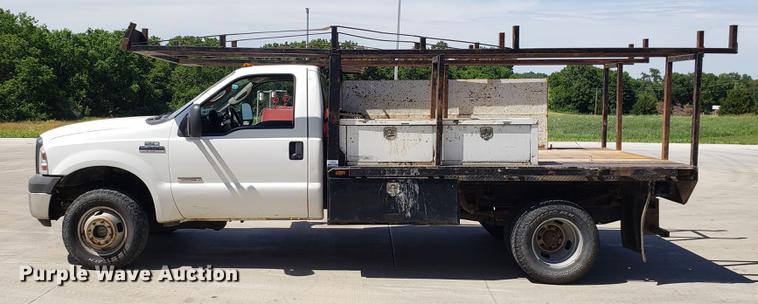 image for item EU9809 2006 Ford F350 Super Duty flatbed pickup truck