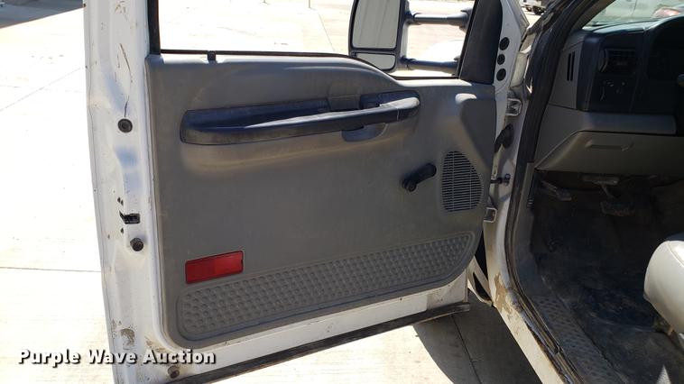 image for item EU9809 2006 Ford F350 Super Duty flatbed pickup truck