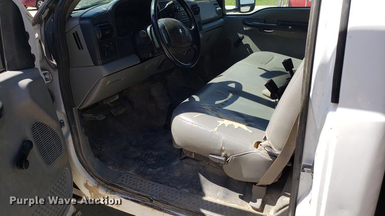 image for item EU9809 2006 Ford F350 Super Duty flatbed pickup truck