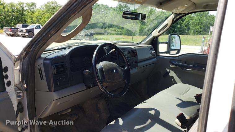 image for item EU9809 2006 Ford F350 Super Duty flatbed pickup truck