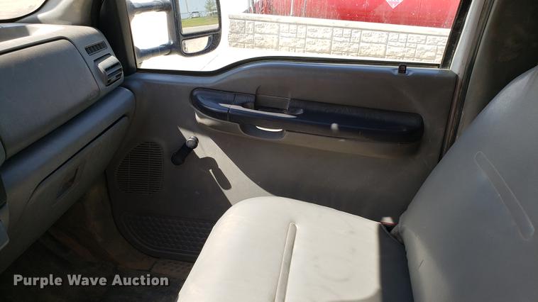 image for item EU9809 2006 Ford F350 Super Duty flatbed pickup truck