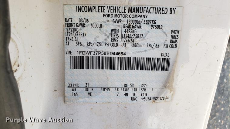 image for item EU9809 2006 Ford F350 Super Duty flatbed pickup truck