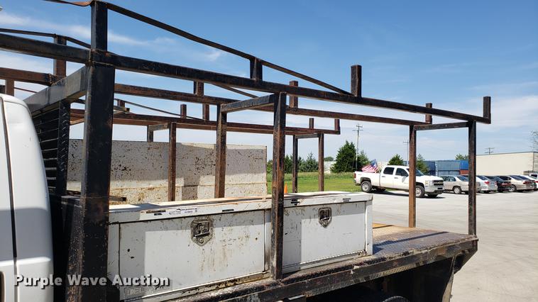 image for item EU9809 2006 Ford F350 Super Duty flatbed pickup truck