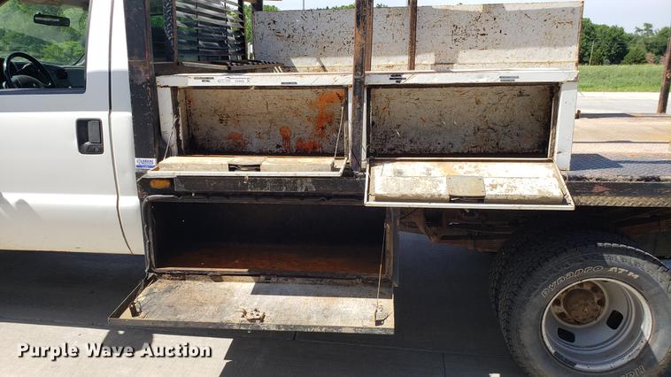 image for item EU9809 2006 Ford F350 Super Duty flatbed pickup truck