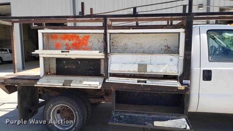 image for item EU9809 2006 Ford F350 Super Duty flatbed pickup truck