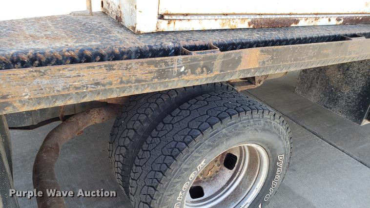 image for item EU9809 2006 Ford F350 Super Duty flatbed pickup truck